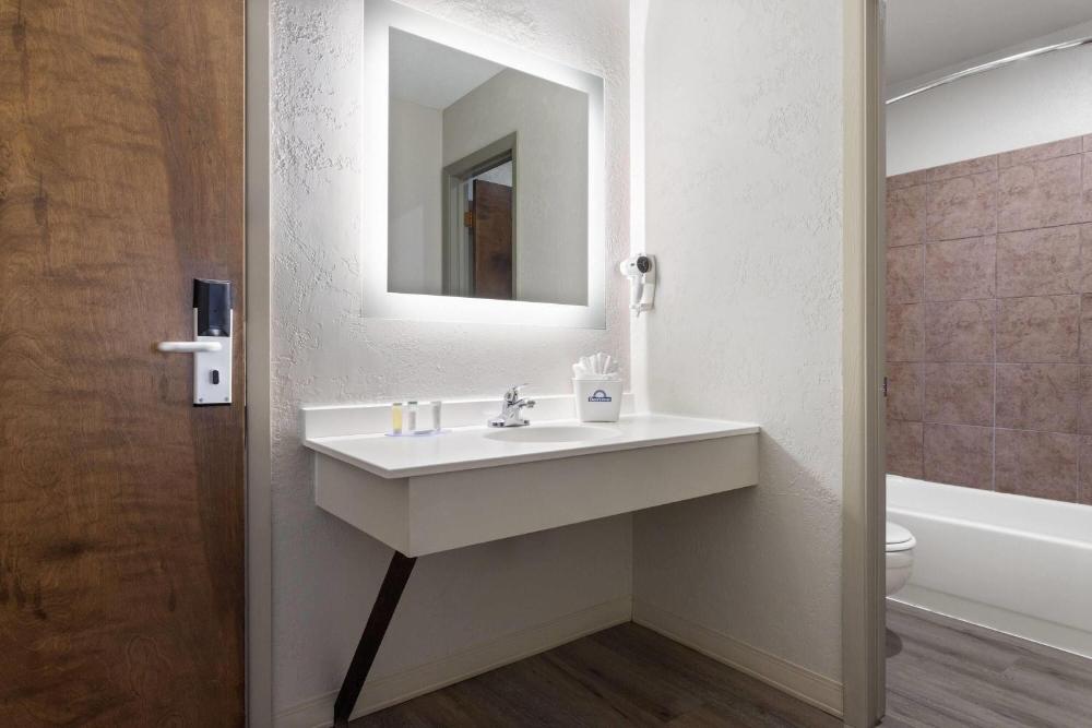 Deluxe King Room - Non-Smoking interior